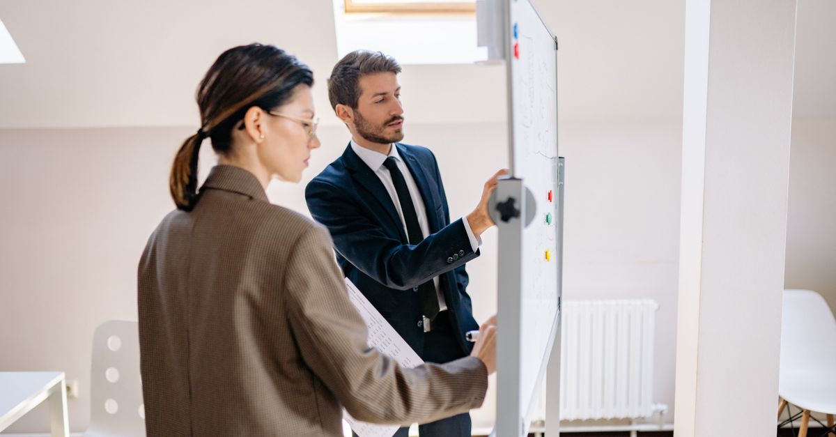 Definizione della roadmap strategica su lavagna durante la consulenza per PMI