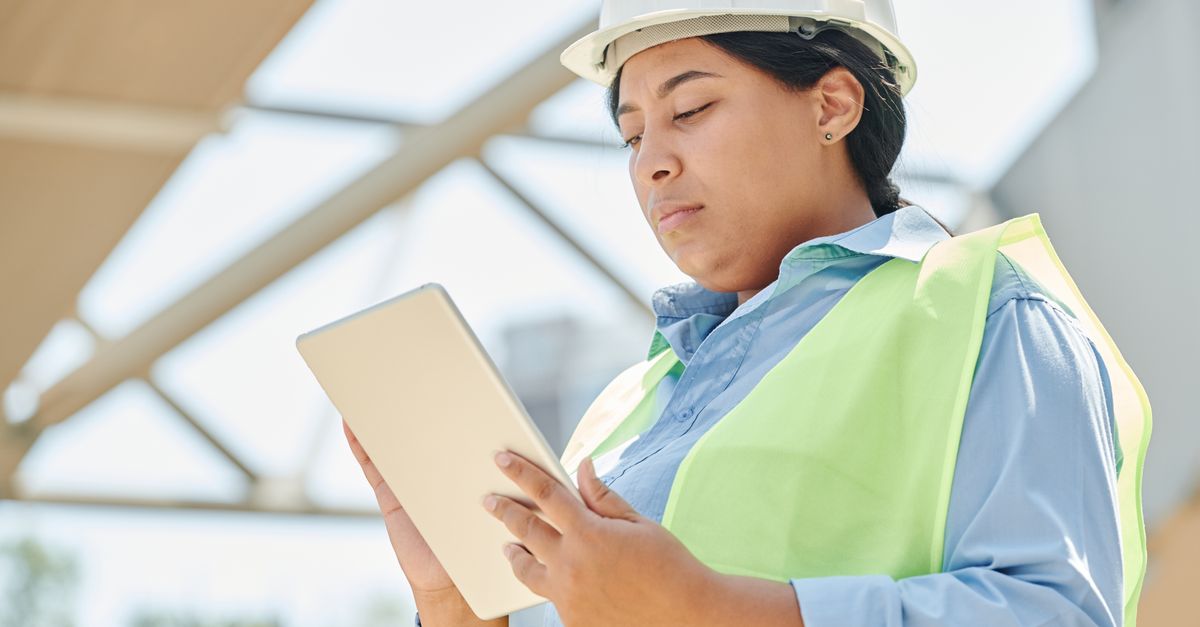 Tecnico in cantiere usa un tablet: l'AI per compilare verbali tecnici accelera il lavoro sul campo