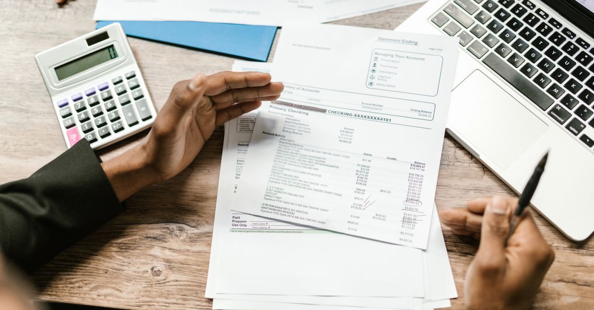 Software per preventivi commesse e fatture su una scrivania con laptop e documenti