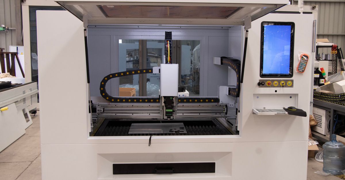 Macchina CNC moderna con pannello touchscreen: collegare le macchine di produzione al gestionale