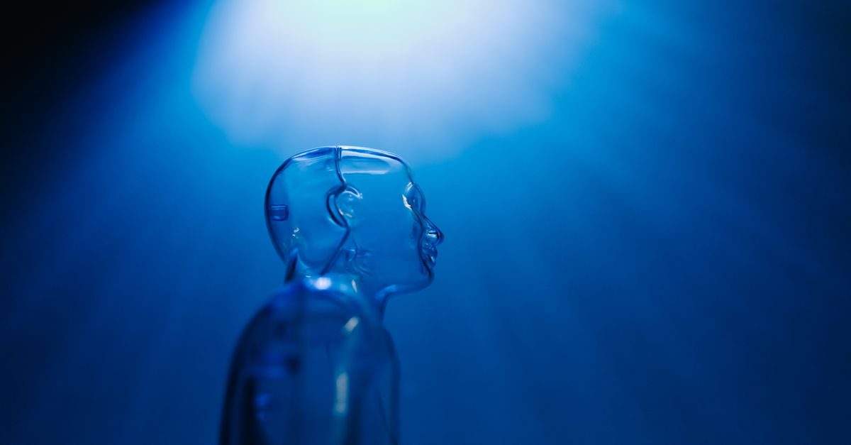 Reverse engineering con l'AI: una figura robotica trasparente illuminata di blu